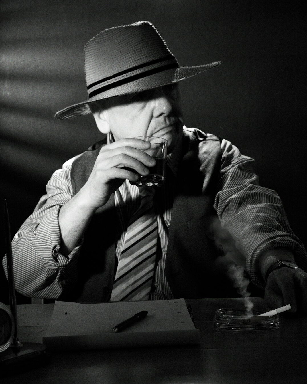 detective investigating