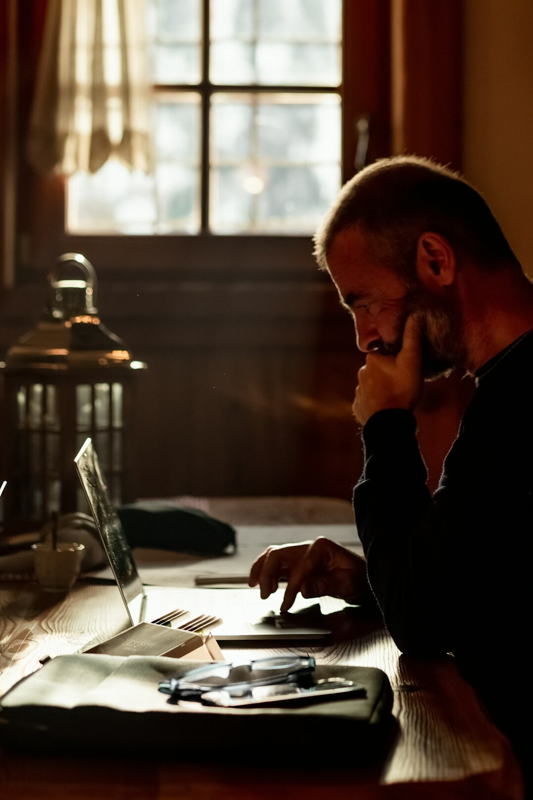 experienced mystery writer